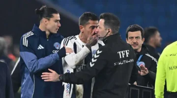 أغرب واقعة طرد.. حكم يمنح لاعباً إنذارين في ثانية واحدة بسبب المسافة القانونية